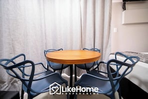 Apartamento básico | Wi-Fi de cortesia, roupa de cama