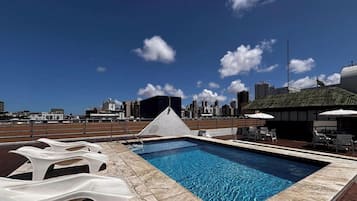 Una piscina cubierta