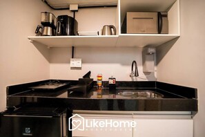 Basic Apartment | Private kitchen | Cookware/dishes/utensils