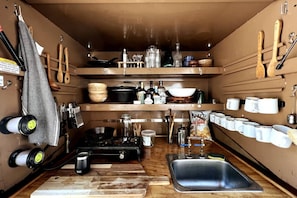 Kühlschrank, Wasserkocher mit Kaffee-/Teezubehör