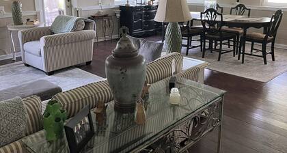 Charming 1-bedroom cottage located on the Lower Atchafalaya River. AC & WIFI