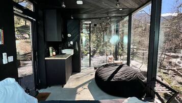 4 bedrooms, desk, WiFi