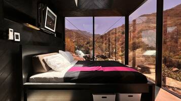 4 bedrooms, desk, WiFi