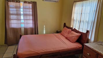 2 habitaciones, tabla de planchar con plancha, wifi y ropa de cama