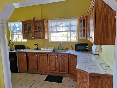 Charming 2-bedroom apartment with WiFi, AC in adorable Saint George's