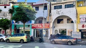 A street view with a hotel named "HOTEL HERITAGE" and a dental clinic. - Grand Heritage Hotel (Malacca City)