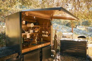 Fridge, stovetop, coffee/tea maker, cookware/dishes/utensils - Paradise Ranch Inn - Lucky Tent (Three Rivers)