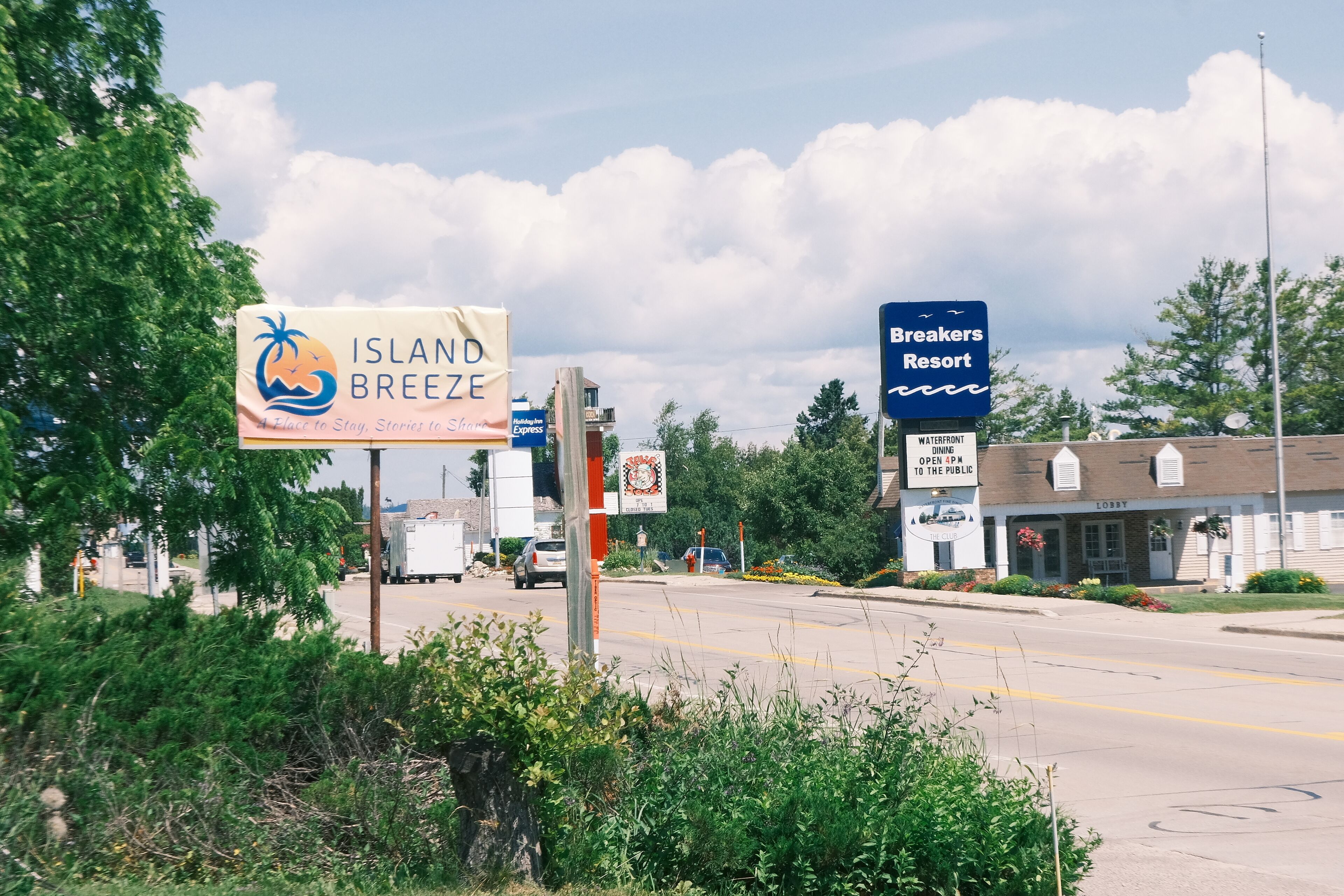 Un panneau de signalisation indiquant la direction d’Island Breeze et un autre panneau indiquant la direction de Breakers Resort.