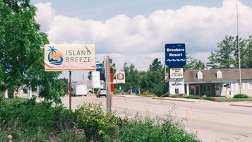 Un panneau de signalisation indiquant la direction d’Island Breeze et un autre panneau indiquant la direction de Breakers Resort.