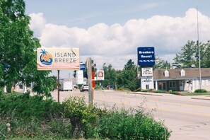 Property grounds - Stylish Studio Cabin in St. Ignace – Near Mackinac Ferry, WiFi & AC (St. Ignace)