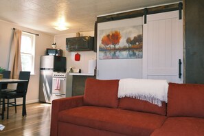 Living area - Stylish Studio Cabin in St. Ignace – Near Mackinac Ferry, WiFi & AC (St. Ignace)