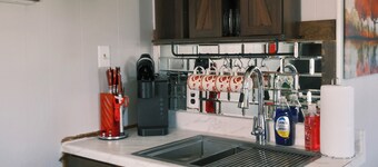 Stylish Studio Cabin in St. Ignace – Near Mackinac Ferry, WiFi & AC