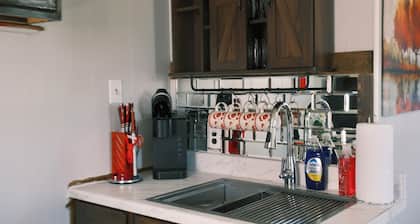 Stylish Studio Cabin in St. Ignace – Near Mackinac Ferry, WiFi & AC