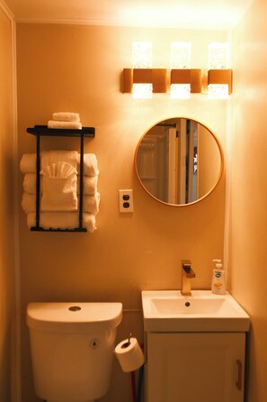 Serviettes fournies, savon, papier de toilette