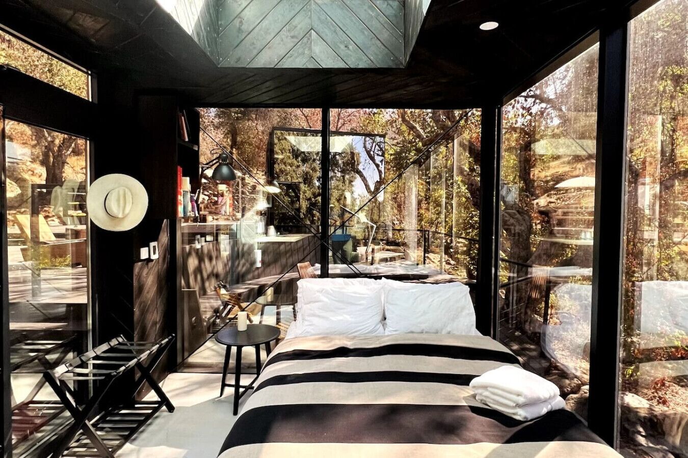 9 bedrooms, desk, WiFi, bed sheets