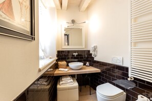 Shower, hair dryer, bidet, towels - Room with en suite bathroom, wifi, A/C, between Verona center and at Valpolicella (Parona)