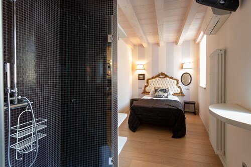 Room with en suite bathroom, wifi, A/C, between Verona center and at Valpolicella