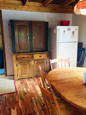 Dining - Charming 4-bedroom cottage in Star Lake with WiFi (Star Lake)