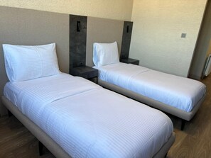 Deluxe Twin kamer | Een kluis op de kamer, een bureau, een laptopwerkplek