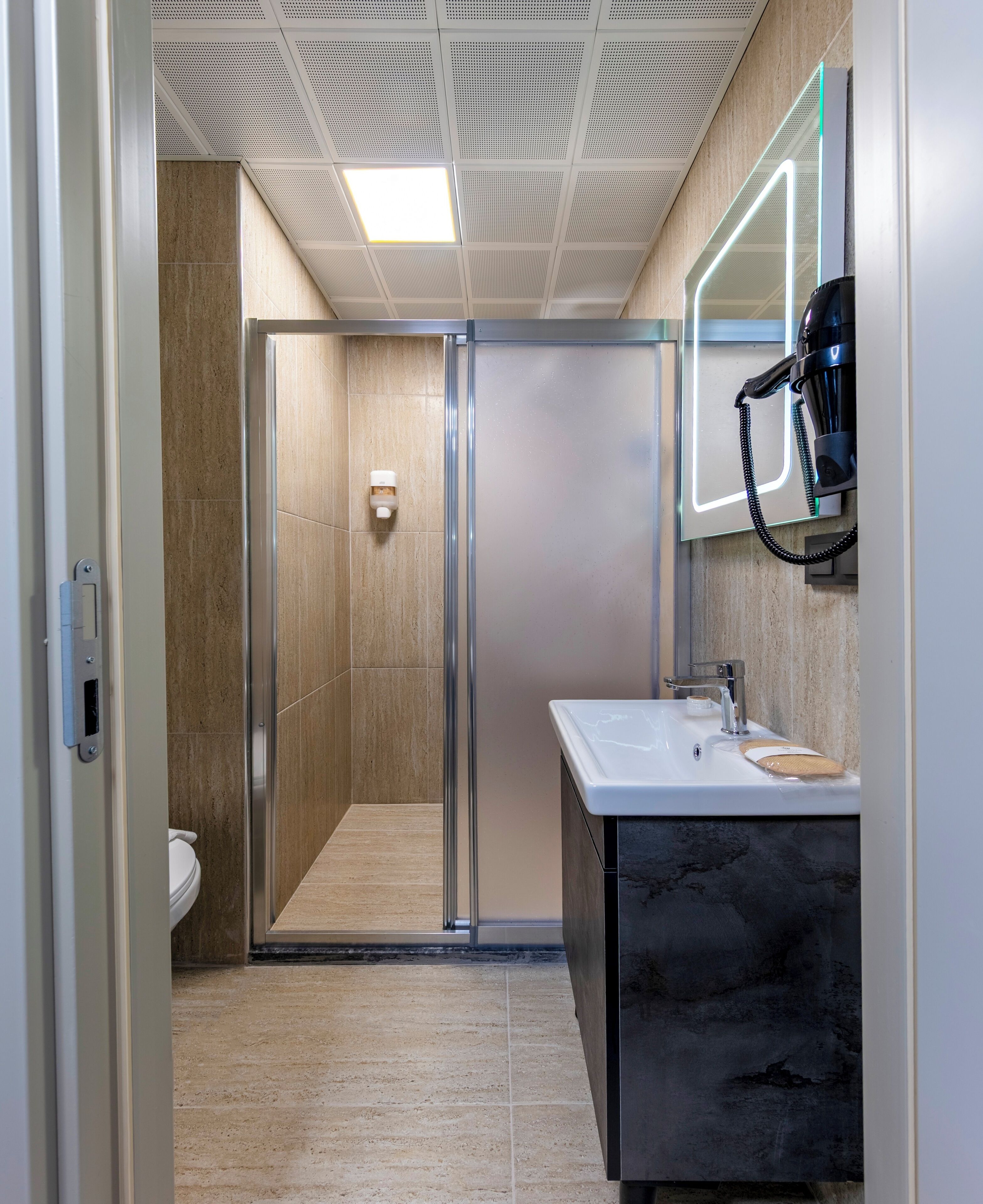 Deluxe Double Room | Bathroom | Shower, free toiletries, hair dryer, slippers