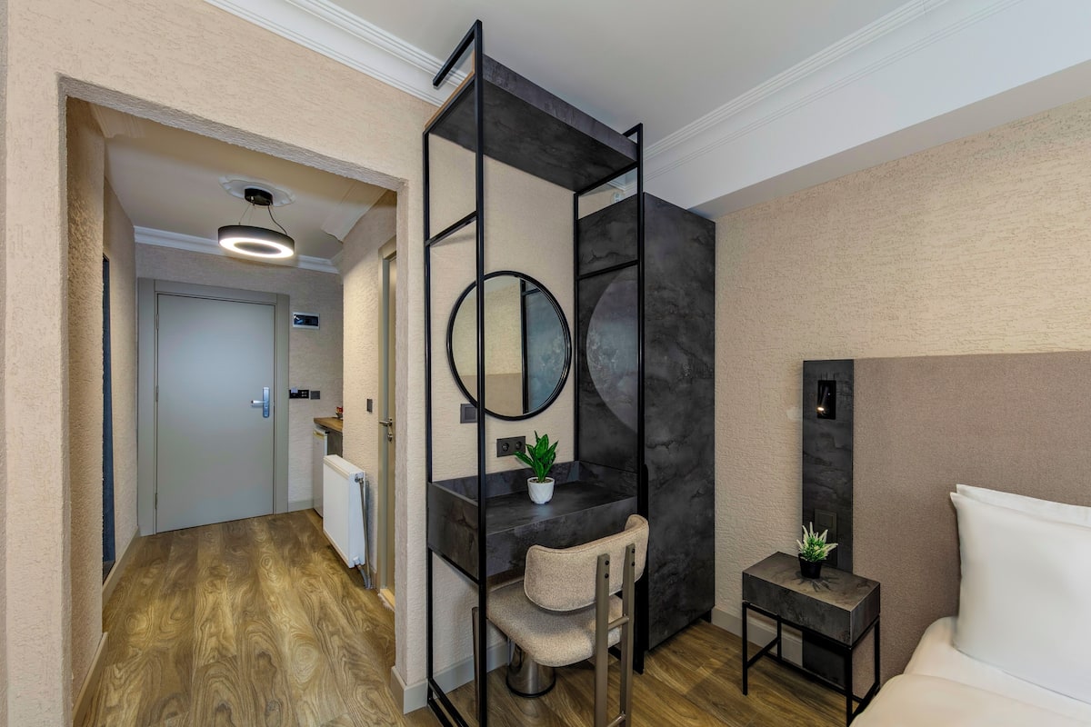 Deluxe Single Room | Premium bedding, in-room safe, desk, laptop workspace