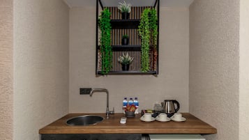 Superior kamer | Luxe beddengoed, een kluis op de kamer, een bureau, een laptopwerkplek