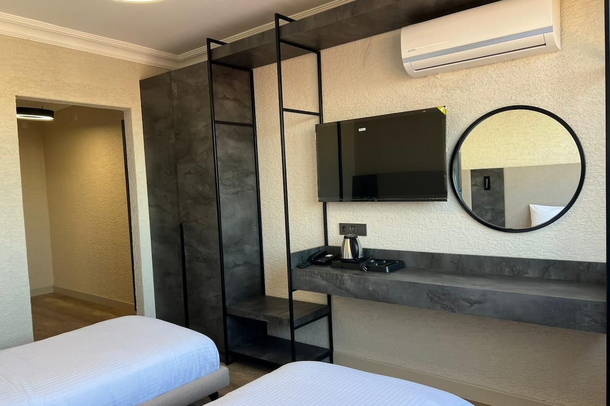 Deluxe Twin Room | In-room safe, desk, laptop workspace, soundproofing