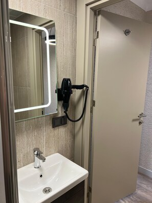 Deluxe Double Room | Bathroom | Shower, free toiletries, hair dryer, slippers