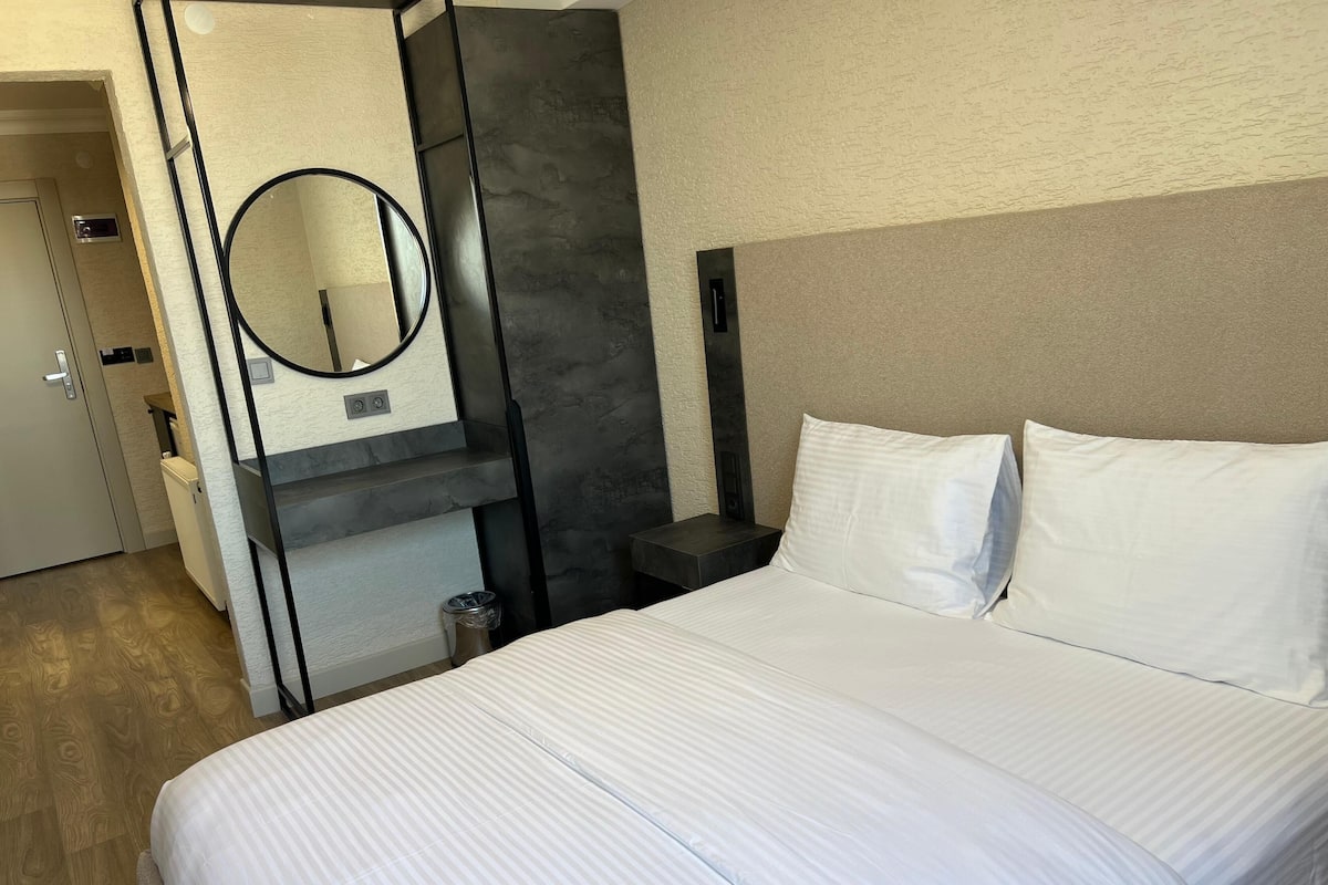 Deluxe Double Room | In-room safe, desk, laptop workspace, soundproofing