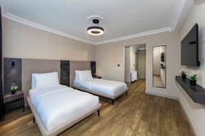 Deluxe Twin Room | Premium bedding, in-room safe, desk, laptop workspace