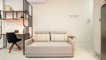 Basic Studio | Living area | TV
