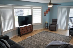 Living area - 2nd Floor Lakeview 2-Bedroom Condo in Geneva U4 (Geneva)