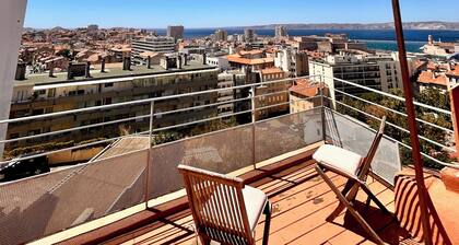Design triplex with sea view, terrace, 2 bedrooms, near Notre-Dame de la Garde