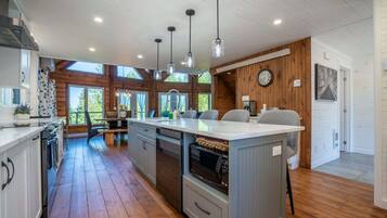 冰箱、微波炉、烤箱、炉灶