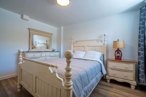 4 bedrooms, desk, iron/ironing board, WiFi