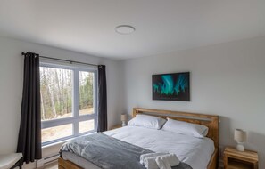 4 bedrooms, iron/ironing board, WiFi, bed sheets