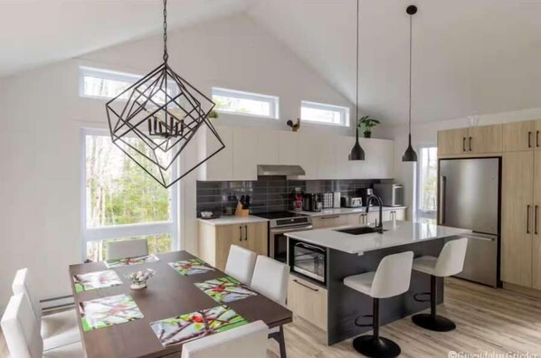 Fridge, microwave, oven, stovetop - Spa & Pool table - Chalet D-tente (Saint-Côme)