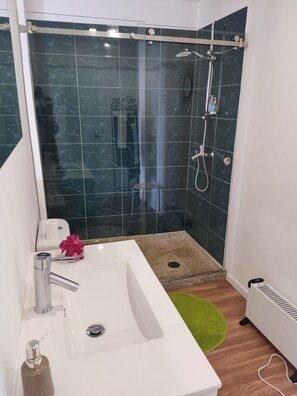 Deluxe Double Room, Balcony, City View | Soundproofing, iron/ironing board, free WiFi, wheelchair access