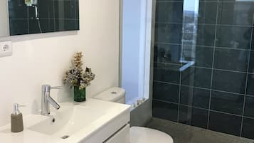 Deluxe Double Room, Balcony, City View | Kalis bunyi, seterika/papan seterika, Wi-fi percuma, akses kerusi roda
