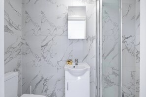 Douche, sèche-cheveux, serviettes fournies