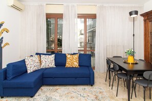 Smart TV - Luxury Apartment in Uni Bocconi, Historical Center, Tram Stop Under House (Milano)