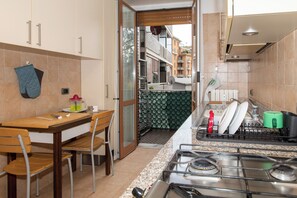 Oven, stovetop, dishwasher - Luxury Apartment in Uni Bocconi, Historical Center, Tram Stop Under House (Milano)