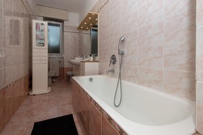 Douche, sèche-cheveux, bidet, serviettes fournies