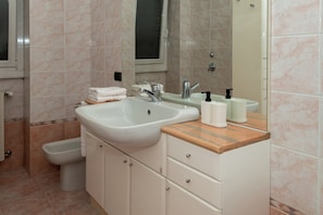 Douche, sèche-cheveux, bidet, serviettes fournies