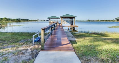 3 Bedroom Lakefront Retreat Near Downtown Tavares