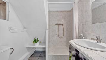 Een douche, handdoeken