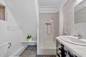 Een douche, handdoeken