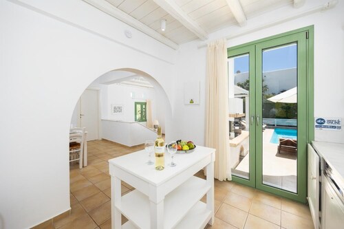 Villa Loka - Two Bedroom Villa, Sleeps 4