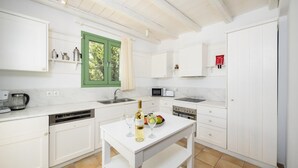 Wasserkocher mit Kaffee-/Teezubehör, Kühlschrank, Mikrowelle, Ofen