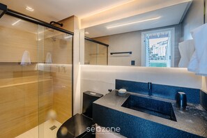 Eenvoudig appartement | Badkamer | Een bad